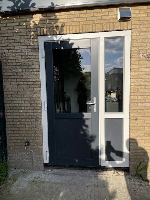 Veiligheidsdeuren van Flexkozijn, voorzien van hoogwaardige sloten en beveiligingssystemen.