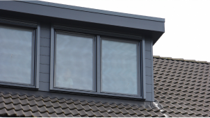 Dakkapel met kunststof kozijnen, biedt meer ruimte, licht en comfort in je woning.